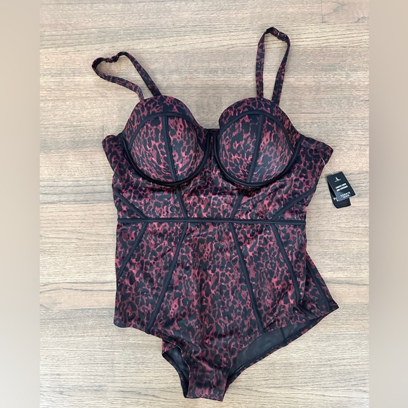 NEW Torrid Slim Fix Underwire Piping One Piece Swimsuit-Size 3-D/DD - Picture 4 of 11